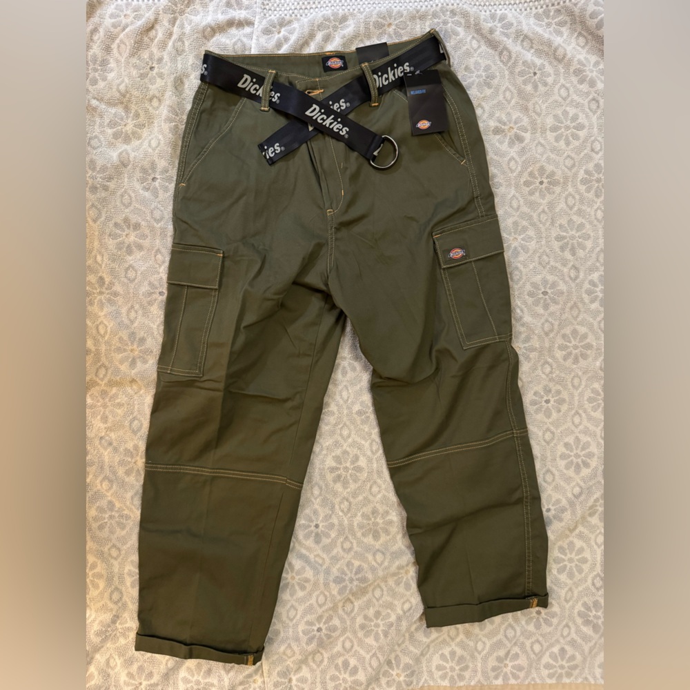 NEW Dickies Women's Relaxed Fit Contrast Stitch Cropped Cargo Pants